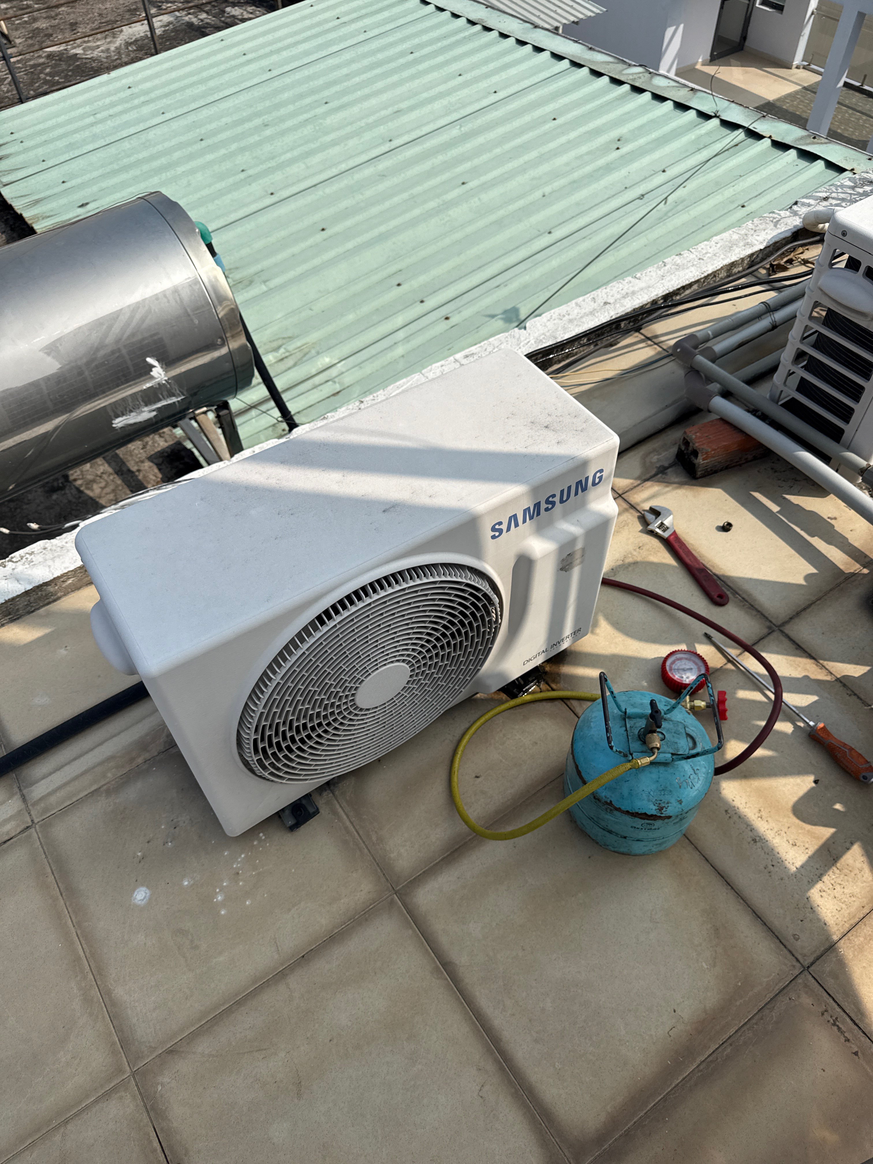 Máy lạnh tại Phú Nhuận trước khi sửa chữa - thiếu gas, không lạnh