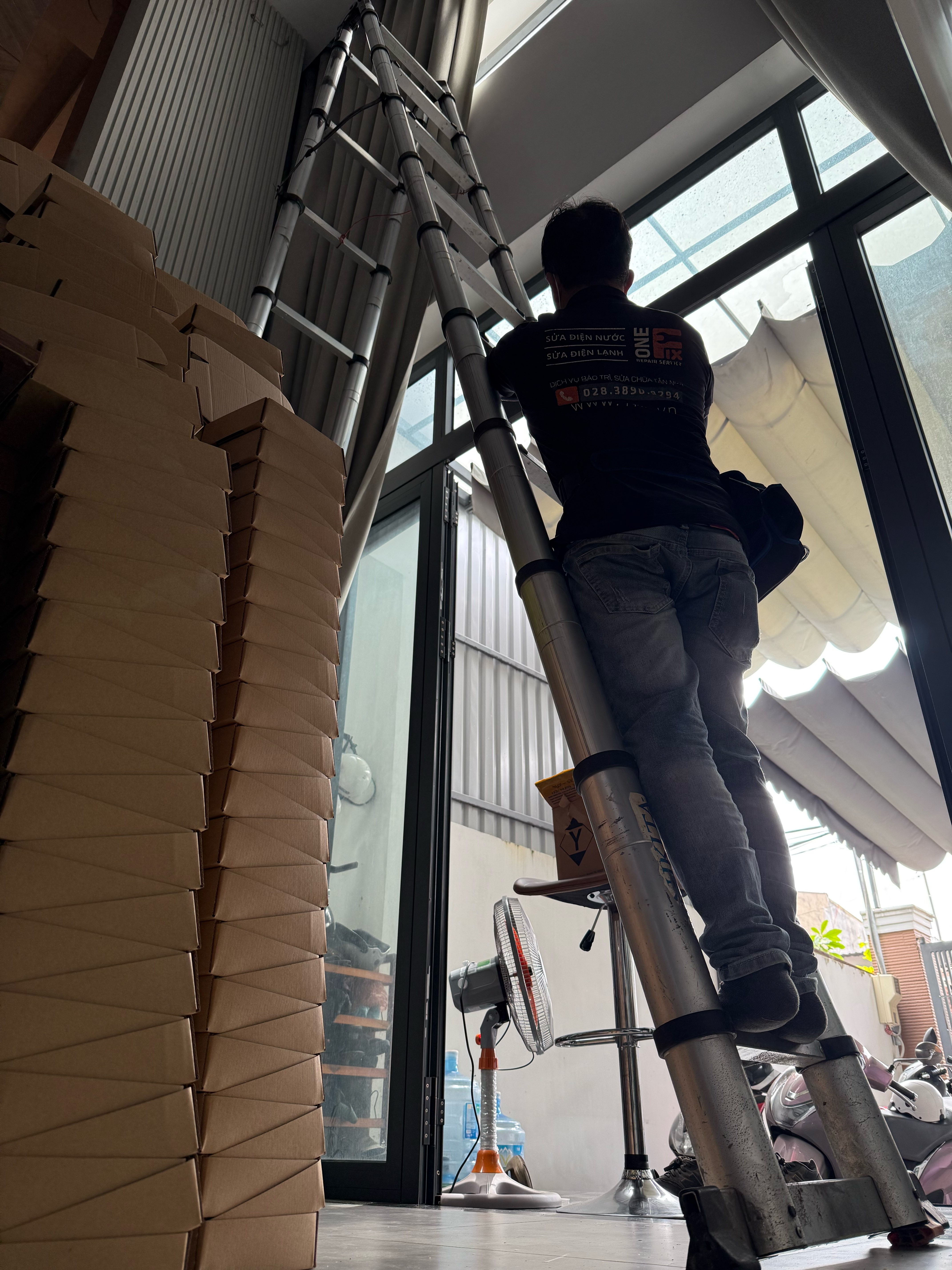 Trước khi sửa thay bóng đèn