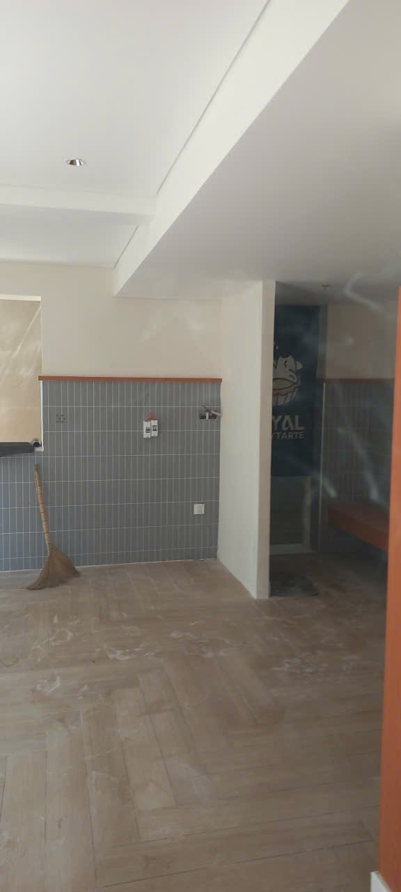 Vách thạch cao Quận 7 sau khi nắn khung sắt bắn tấm mới trét bột sơn đồng màu