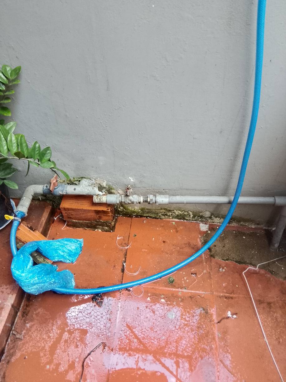 Trước khi sửa ống nước rò rỉ tại Tân Phú