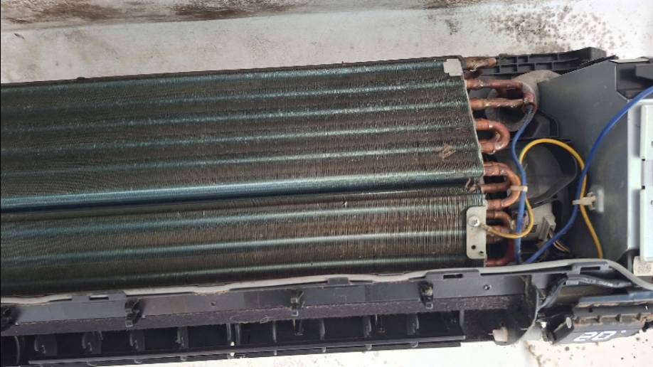 Máy lạnh trước khi vệ sinh và bơm gas tại nhà TPHCM