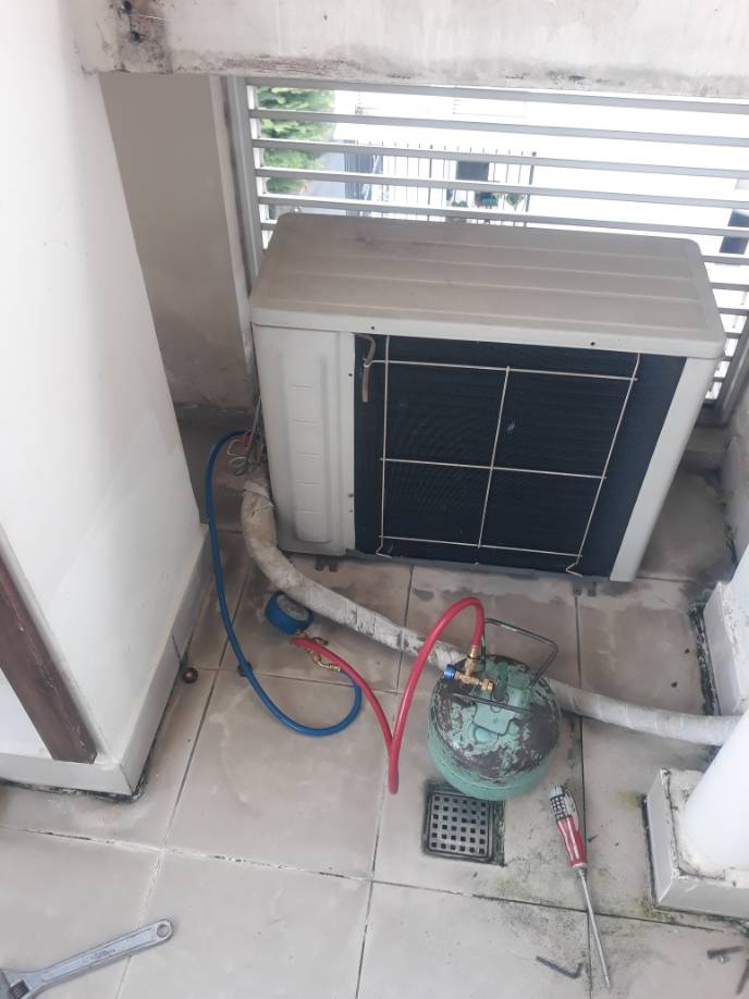 Thợ 1Fix kiểm tra và nạp gas máy lạnh không lạnh tại Quận 7