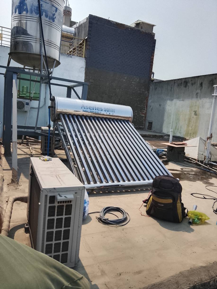 Bơm tăng áp đã lắp xong kết nối hệ thống nước nóng năng lượng mặt trời tại Gò Vấp