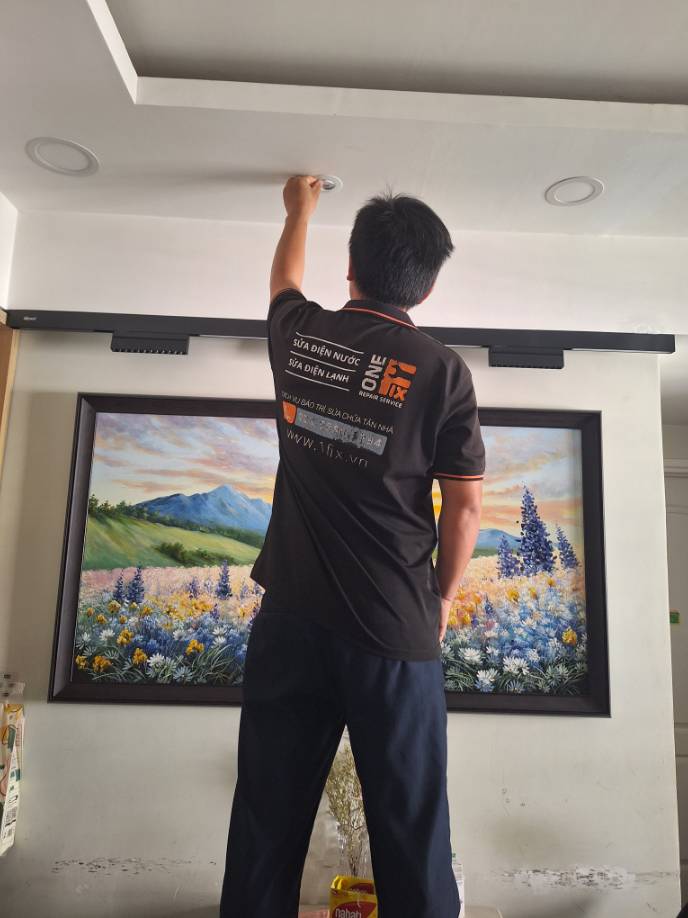 Trước khi thay bóng đèn LED trần nhà tại Quận 7