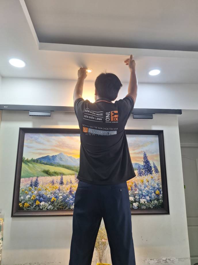 Sau khi thay bóng đèn LED trần nhà tại Quận 7
